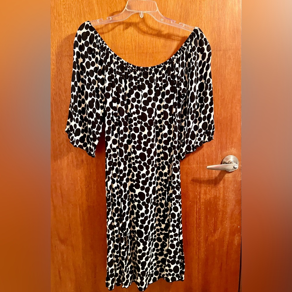 Comfortable off shoulder dress, black & white,size XL,100% rayon,used only once.